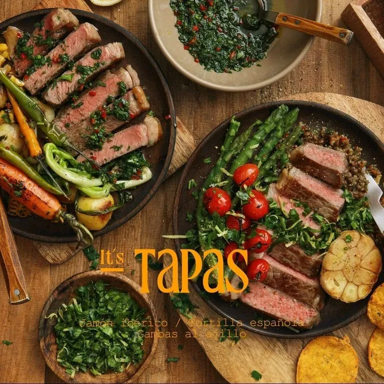 It's Tapas 品牌视觉图，含 It's Tapas 字标与三大招牌菜